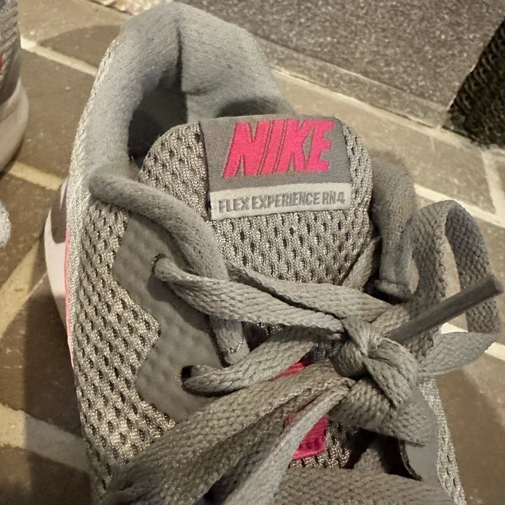 Nike Flex Experience Rn 4 Womens Size 8, pink grey
